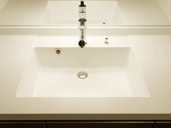 Bathing-wash room.  [Bowl-integrated counter] In vanity counter and the bowl is seamless integrally molded, Care is easy to design. Sharp Square will produce a modern space