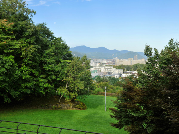 Surrounding environment. Hiragishi Tenjinyama Green (6-minute walk, About 480m). Yes to Tenjinyama an altitude of 85m, It is possible to look at the Mt. Moiwa and the Sapporo city from the comfort from the prospect square of the slope of lawn. Also in the green Japanese garden and Meilin, More than 300 lines Sakura also be installed, Perfect for a walk while immersed in Japan emotion. Since there is also a game Square and gate ball field where there is such as swing and slides, Oasis enjoy from small children to the elderly