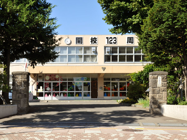 Surrounding environment. Hiragishi elementary school (a 1-minute walk, About 60m)