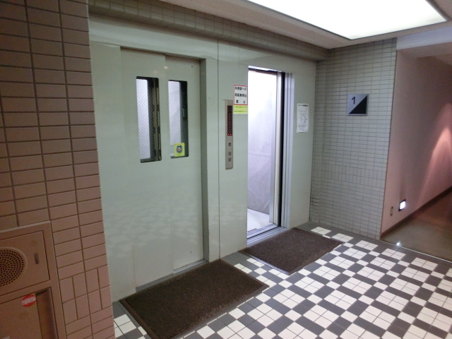 Entrance. There 2 elevators!