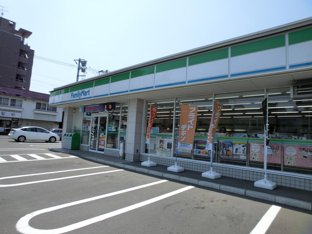 Convenience store. Family Mart (convenience store) to 200m