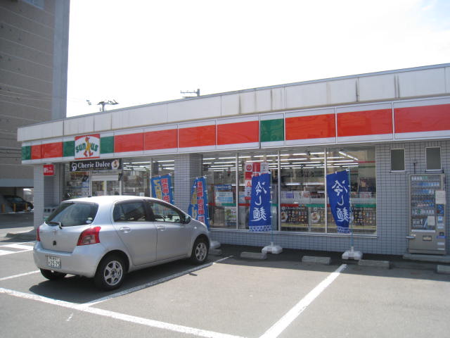 Convenience store. 155m until Thanksgiving Tsukisamu Higashiten (convenience store)