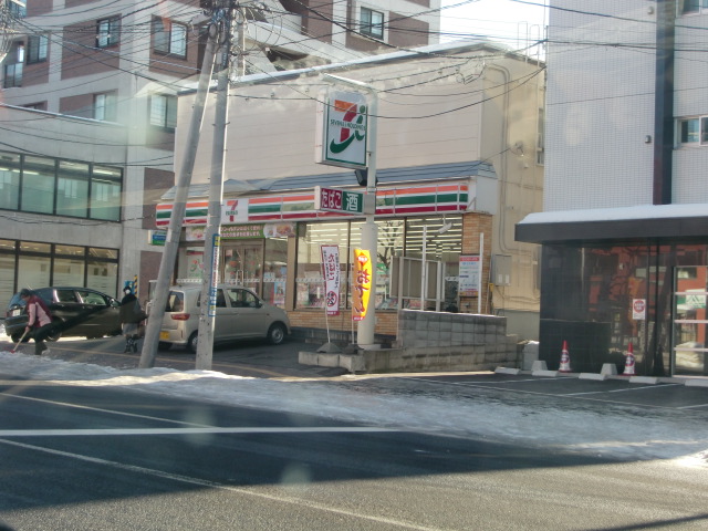 Convenience store. 150m to Seven-Eleven Sapporominami Hiragishi store (convenience store)