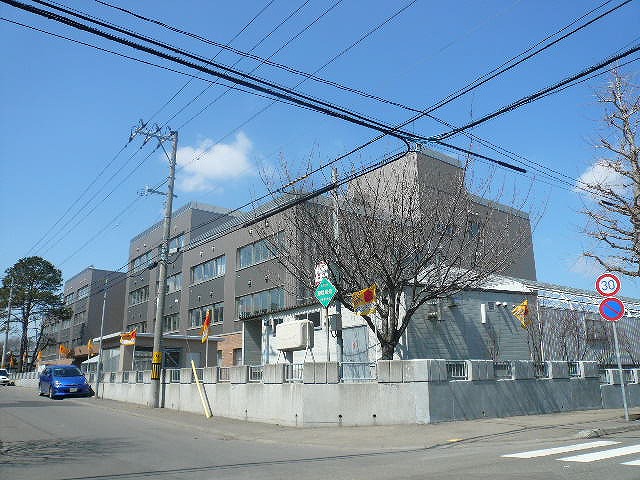 Primary school. 894m to Sapporo Municipal Hiragishi Nishi Elementary School (elementary school)