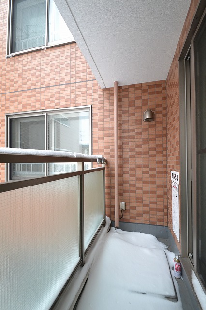 Balcony. ■ Very active in the summer