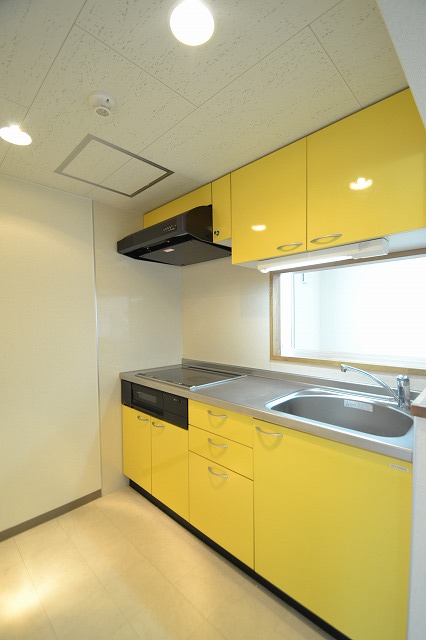 Kitchen. ■ Width up dishes in the IH!