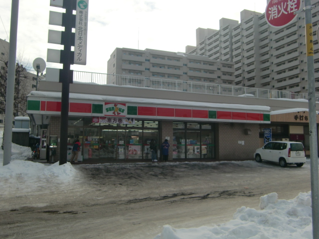 Convenience store. 600m until Thanksgiving Hiragishi Article 5 store (convenience store)