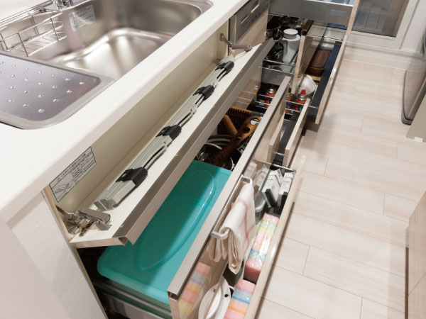 Kitchen.  [Slide storage] Since the housing of the kitchen is a sliding, You can take advantage of the space without waste. Open up the back of the drawer, And out of the cookware is smooth