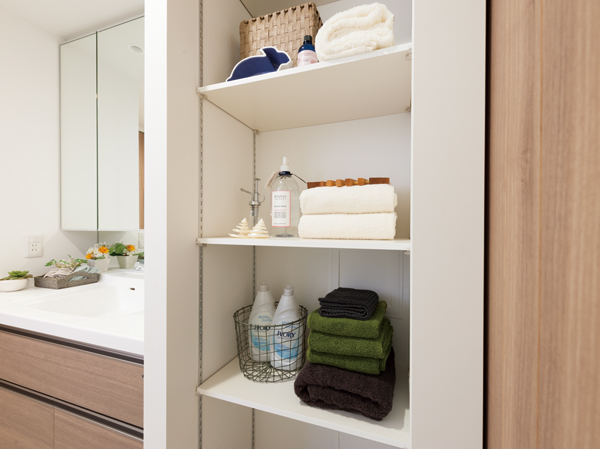 Bathing-wash room.  [Linen cabinet] Towels and detergent, Linen shelf of movable Okeru in stock, such as washing Supplies, Something handy to organize prone to complicated accessories