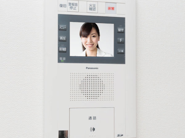Security.  [Intercom with color monitor] The entrance of visitors, You can see on the screen and the voice of the color monitor. Hands-free types that you can call by pressing the button. Visitors of the image is equipped with features that are automatically recording (same specifications)