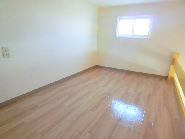 Other room space. Loft space! !