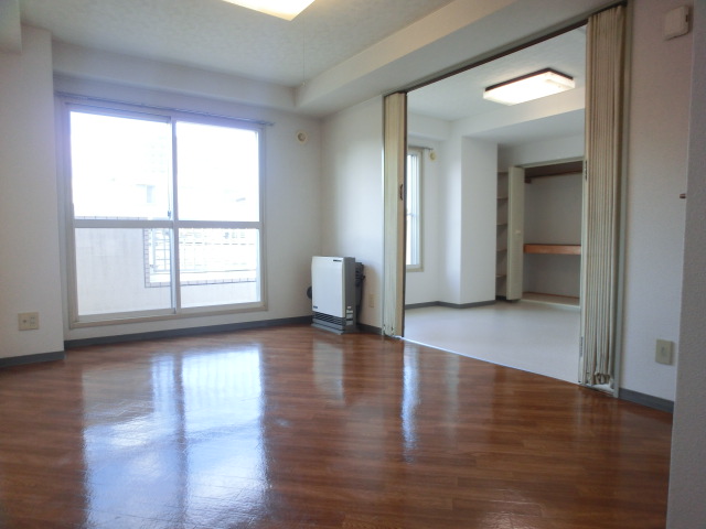 Living and room. It is west-facing window! 9 tatami there! 