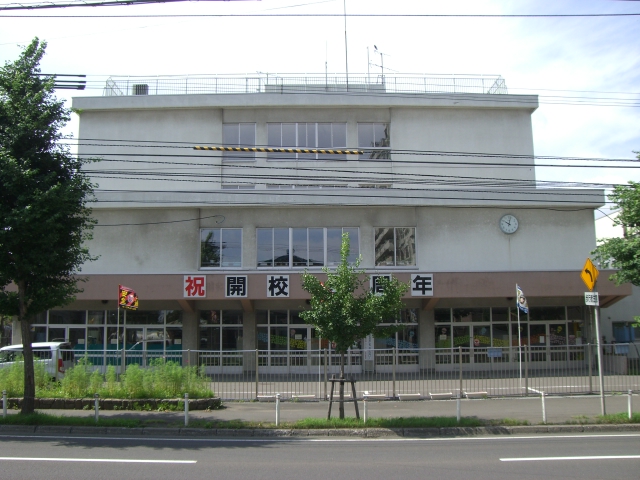 Primary school. 1068m to Sapporo TatsuYutaka Gardens Elementary School (elementary school)