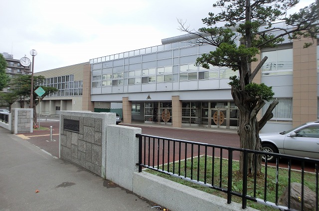 Junior high school. 145m to Sapporo Municipal Hiragishi junior high school (junior high school)