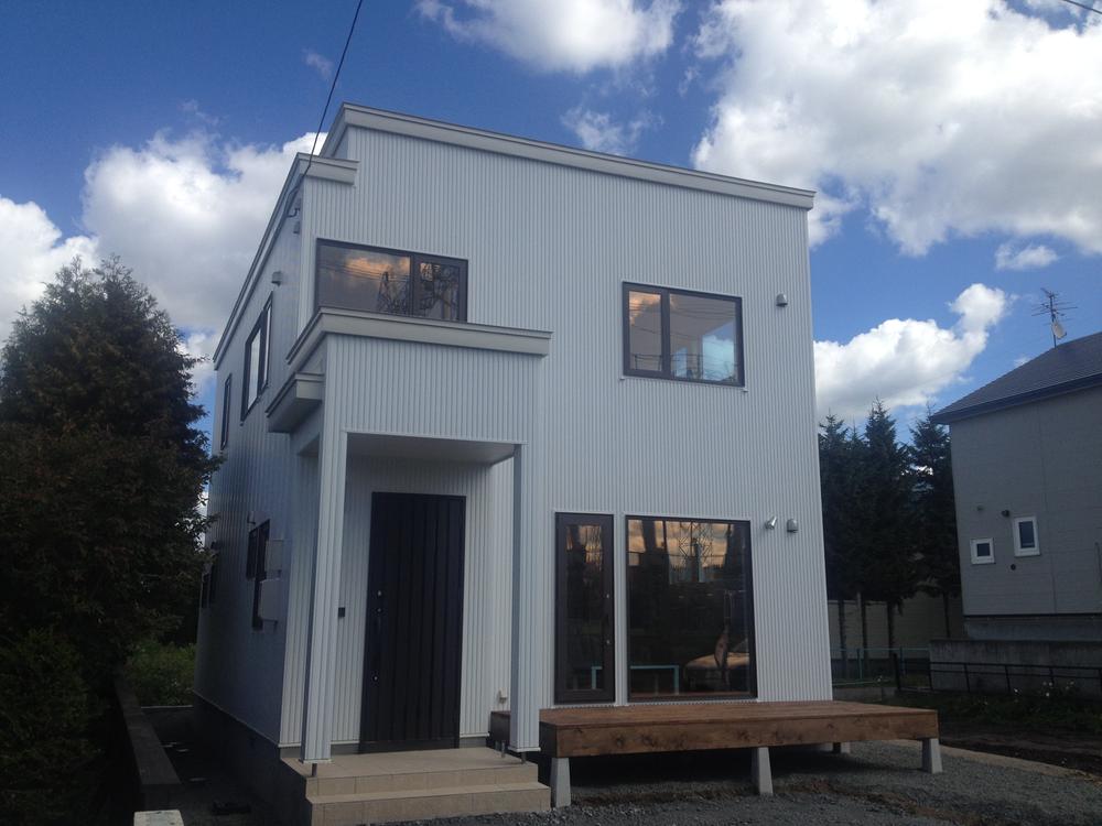 Local appearance photo. Galvalume steel plate finish appearance bright white.