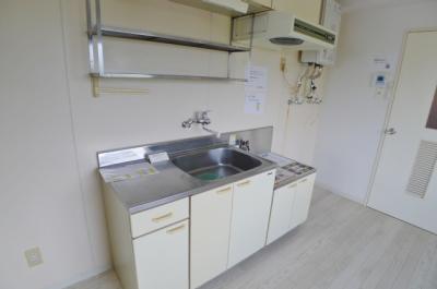 Kitchen. Storage space ・ It is a handy kitchen with a rack ☆ 