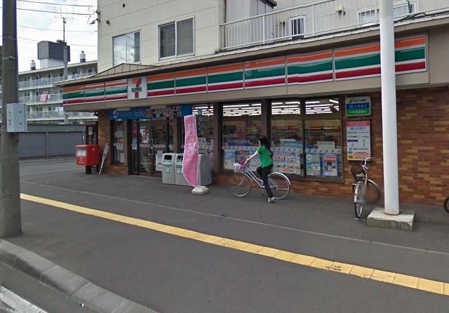 Convenience store. Seven-Eleven Sapporo Hiragishinijo store up (convenience store) 384m