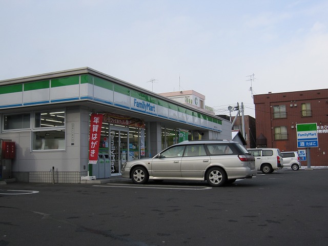 Convenience store. FamilyMart Sapporo Asahimachi 7-chome up (convenience store) 131m