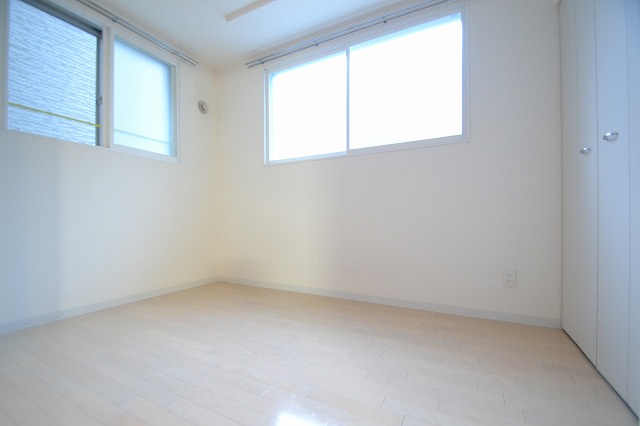 Other room space.  ■ Airy two-plane daylight, Sunny