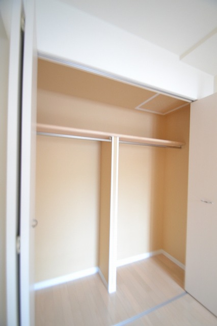 Receipt.  ■ Spacious storage of wall-to-wall! 