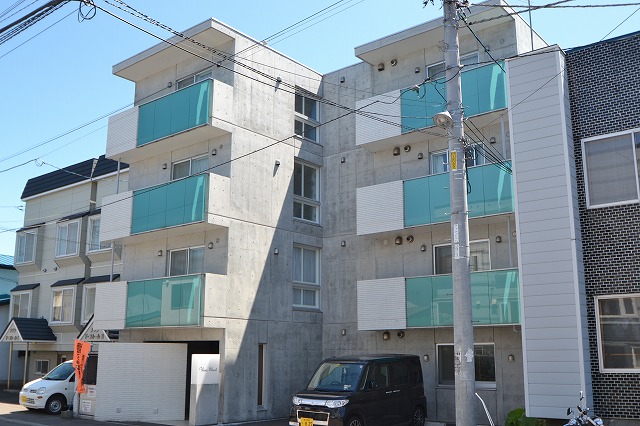 Building appearance.  ■ Characteristic green balcony