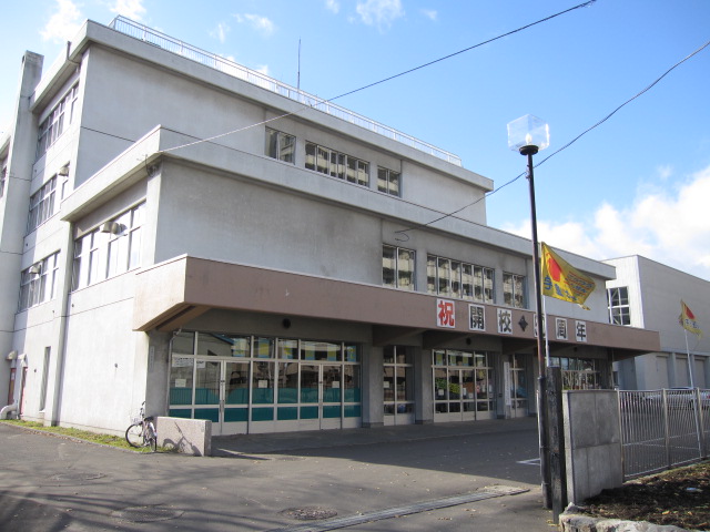 Primary school. 604m to Sapporo TatsuYutaka Gardens Elementary School (elementary school)