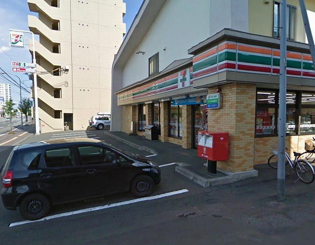 Convenience store. Seven-Eleven Sapporominami Hiragishi store up (convenience store) 470m