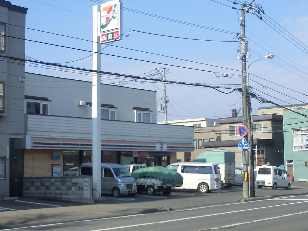 Convenience store. Seven-Eleven Sapporo Nakanoshima 1 Article 10 chome up (convenience store) 220m