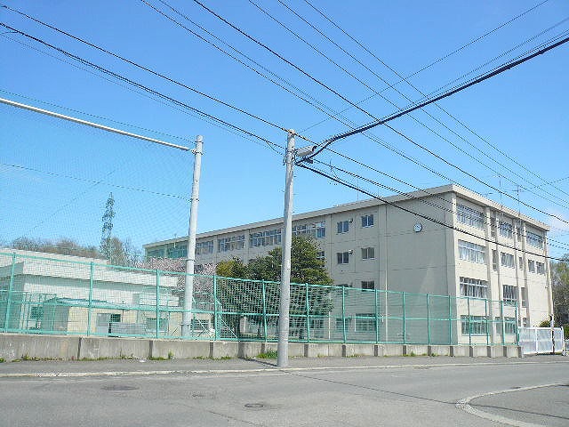 Junior high school. 355m to Sapporo Municipal Ryohi junior high school (junior high school)