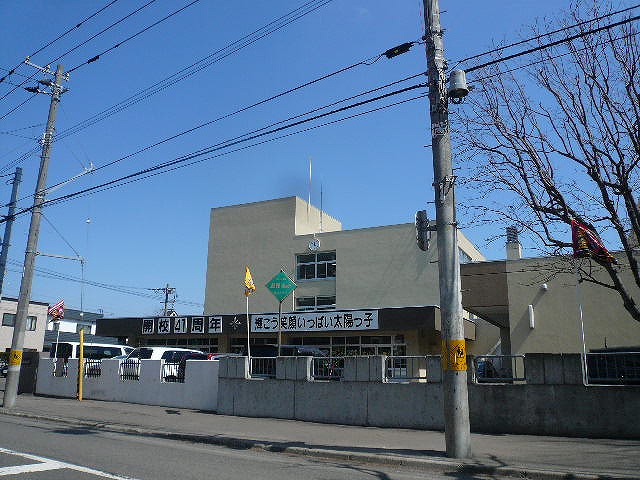 Primary school. 560m to Sapporo Municipal Higashiyama elementary school (elementary school)