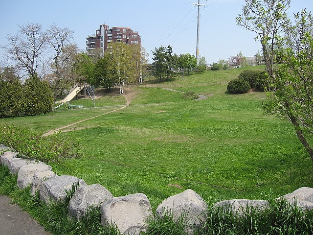 park. 400m until Hiragishi hill park (park)