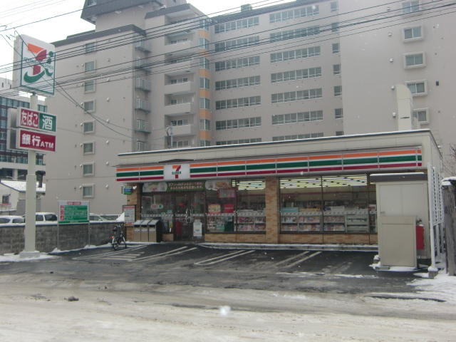 Convenience store. Seven-Eleven Sapporo Hiragishi Article 4 6-chome up (convenience store) 230m