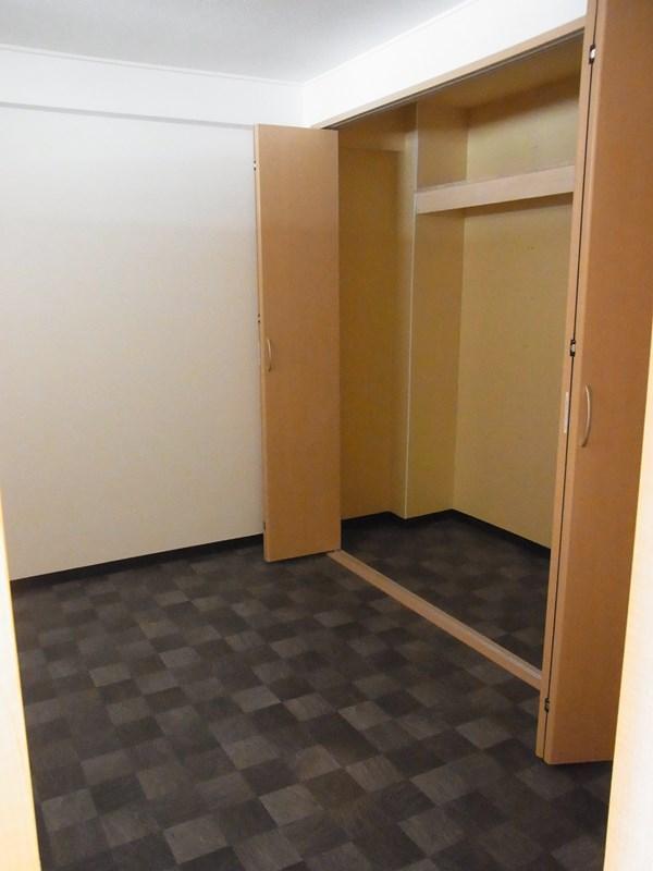 Non-living room. Local (12 May 2013) Shooting