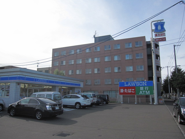 Convenience store. Lawson Sapporo Toyohira Article 1 store up (convenience store) 494m