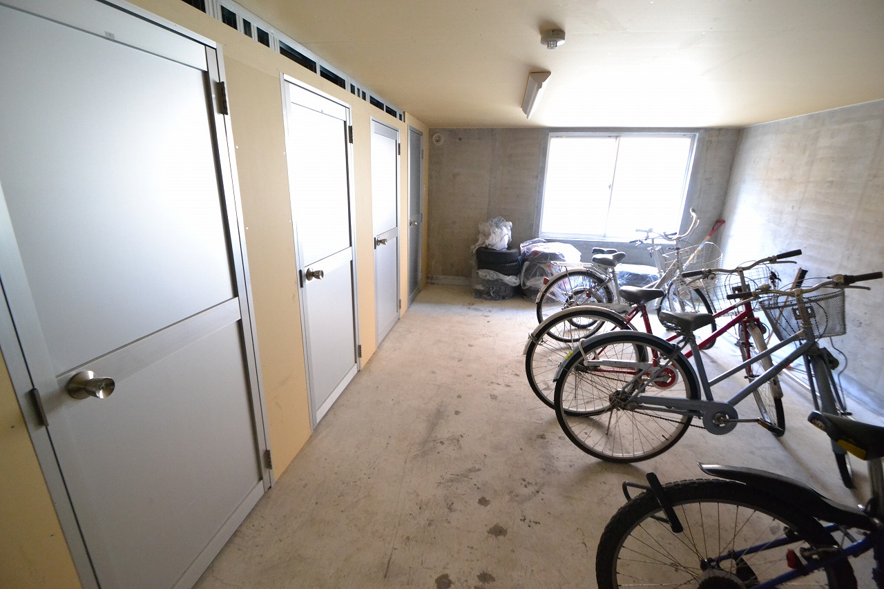 Other common areas.  ◆ Indoor bicycle parking lot, Also equipped trunk room