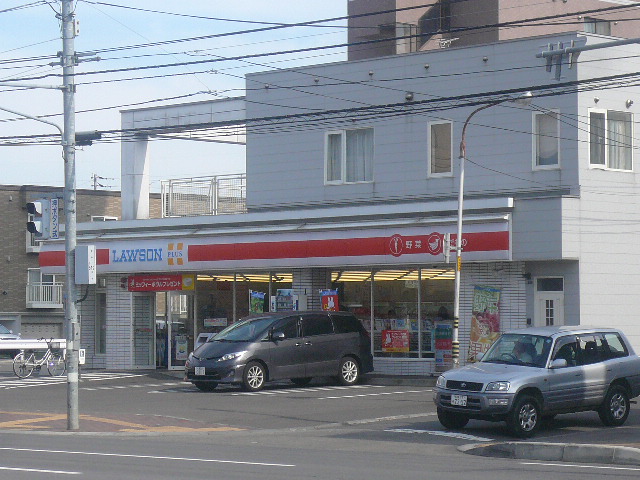 Convenience store. 352m until Lawson plus Sapporo Hiragishi Article 3 store (convenience store)