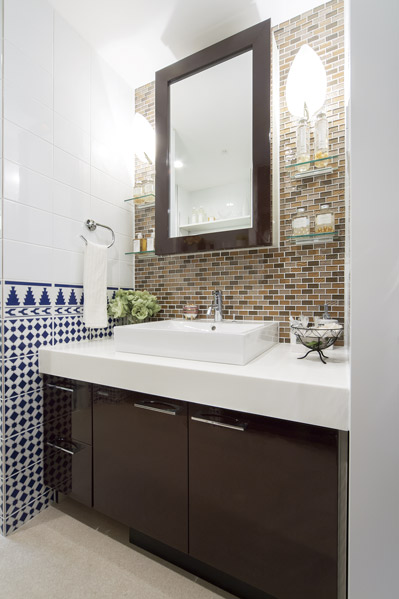 Vanity design and functionality stand out is, Like a city hotel. Design mirror housing and square pottery bowl that was a mirror-finished, Such as glass tile wall, Meticulous attention only to the location you use every day is a happy point