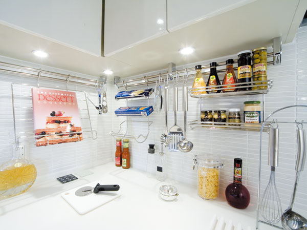 Kitchen.  [Hanging bar storage] So it can be installed in the eyes of the front of the rack, such as spices and kitchen tools, Hand you will receive immediately what you need.