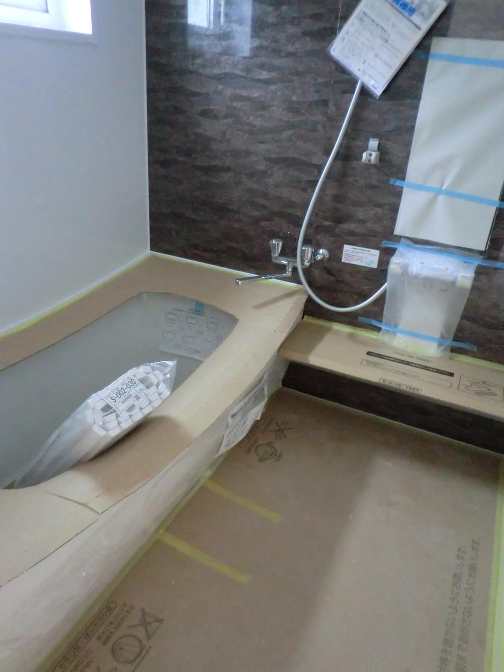 Bathroom. Indoor (12 May 2013) Shooting 1 tsubo unit bus new, Spacious comfortable bath time with family