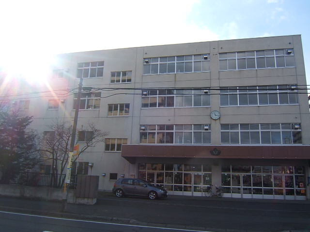 Primary school. 334m to Sapporo Municipal Higashizono elementary school (elementary school)