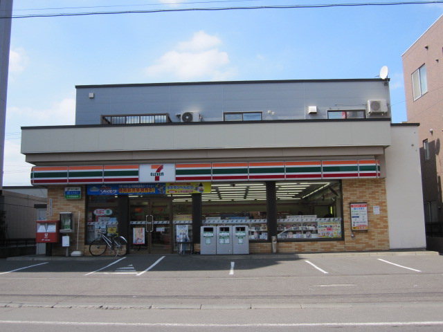 Convenience store. Seven-Eleven Tsukisamu west Article 1 store up (convenience store) 351m