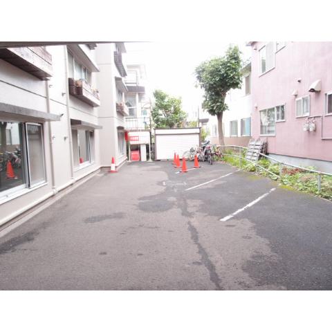 Parking lot. Parking and bicycle storage, It is with garbage collection site! 