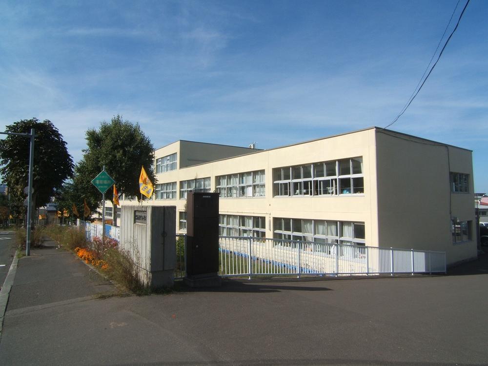 Primary school. 385m to Sapporo Minami Tsukisamu Elementary School