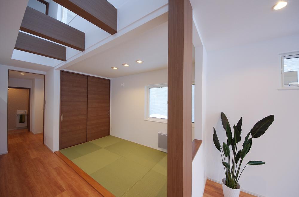 Other introspection.  [Section (1)] Installed atrium in the center of the LDK