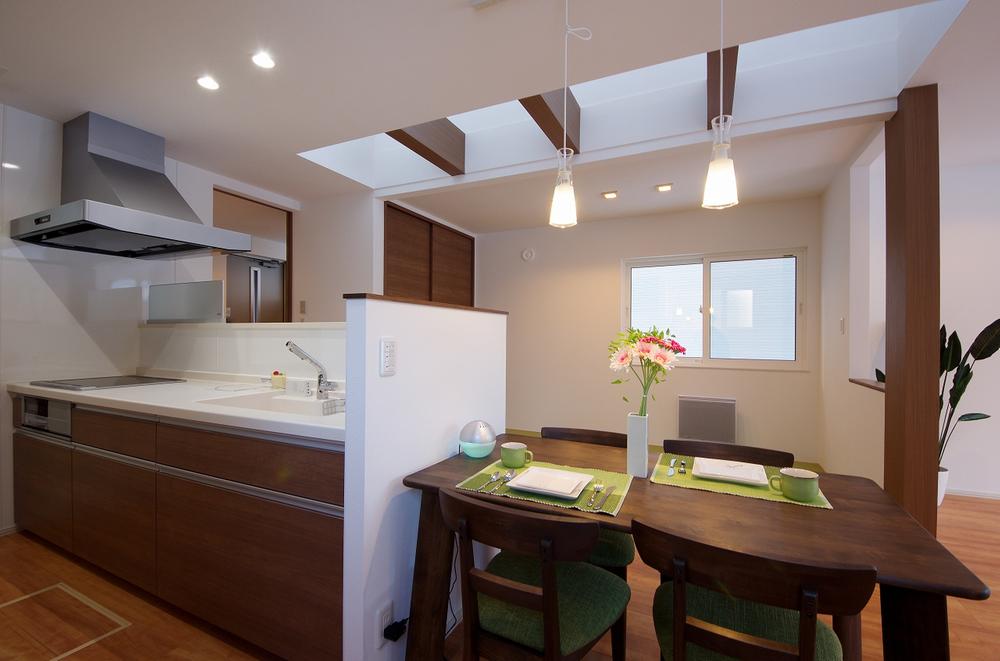 Kitchen.  [Section (1)] Of the open kitchen counter it has a height, Difficult to see even when the visitor. Cupboard also is installed in the rear, Storage is also rich. Kitchen that has been consideration to usability.