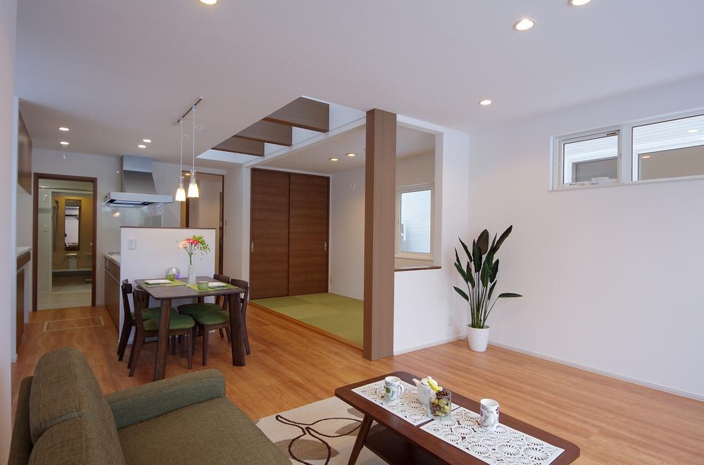 Living.  [Section (1)] LDK 19 tatami + Japanese-style tatami 4. Adjacent to Japanese-style room also has become an integral and airy living space