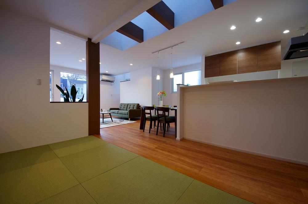 Other introspection.  [Section (1)] Japanese-style room is best for the children's playground. For overlooking the state of the Japanese-style room and living room from the kitchen, Peace of mind wherever children