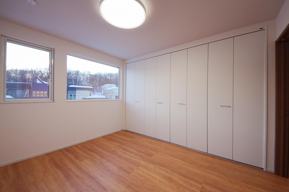 Non-living room. Equipped with storage of one wall. 2F bedroom. Balcony 4 tatami mats and spacious that can enter and leave through the window of the bedroom.