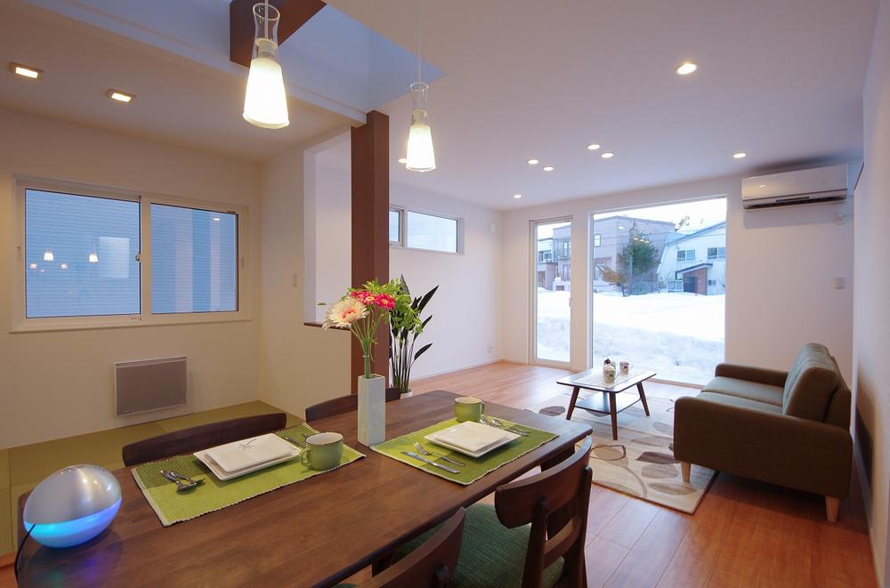 Living.  [Section (1)] LDK attractions are open space go brightness in the three-sided lighting + blow.