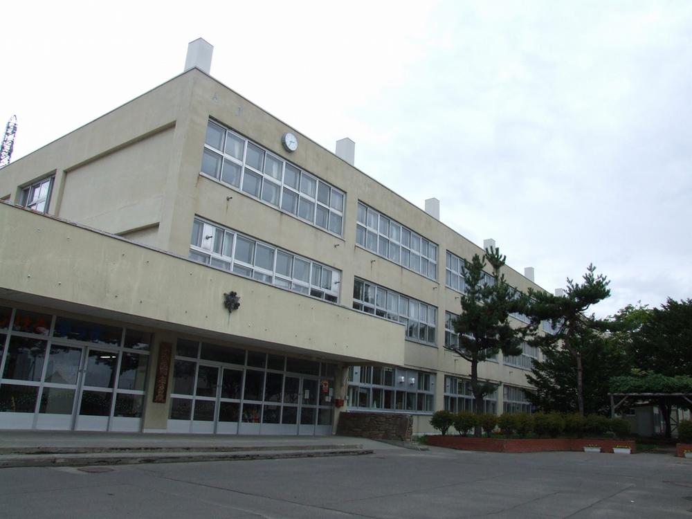 Primary school. 904m to Sapporo Tatsuhitsuji hill Elementary School